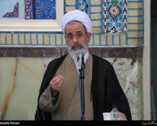 اعتراض امام جمعه قم به سیاستهای دوگانه نظام بینالملل/ چرا در برابر کشتار ملت بیگناه یمن و پاکستان سکوت کردهاید؟