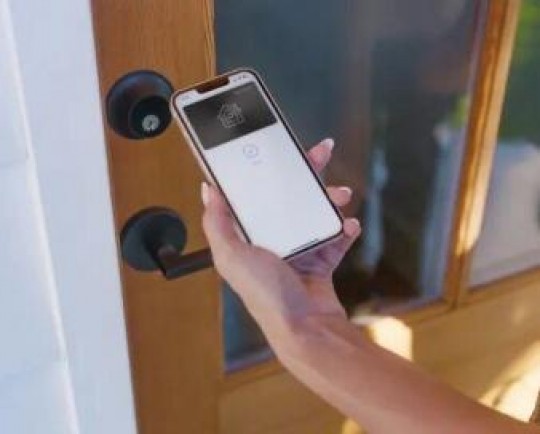 تولید قفلی که با آیفون و ساعت اپل باز و بسته میشود