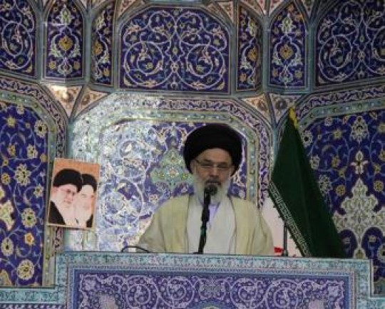 امام جمعه قم: مسئولان برای رفع مشکلات اقتصادی راه علاجی پیدا کنند