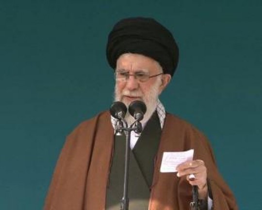 خطبههای حضرت آیت الله خامنهای در نماز عید سعید فطر آغاز شد